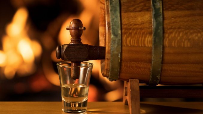 Copo de cachaça (Imagem: Canva)